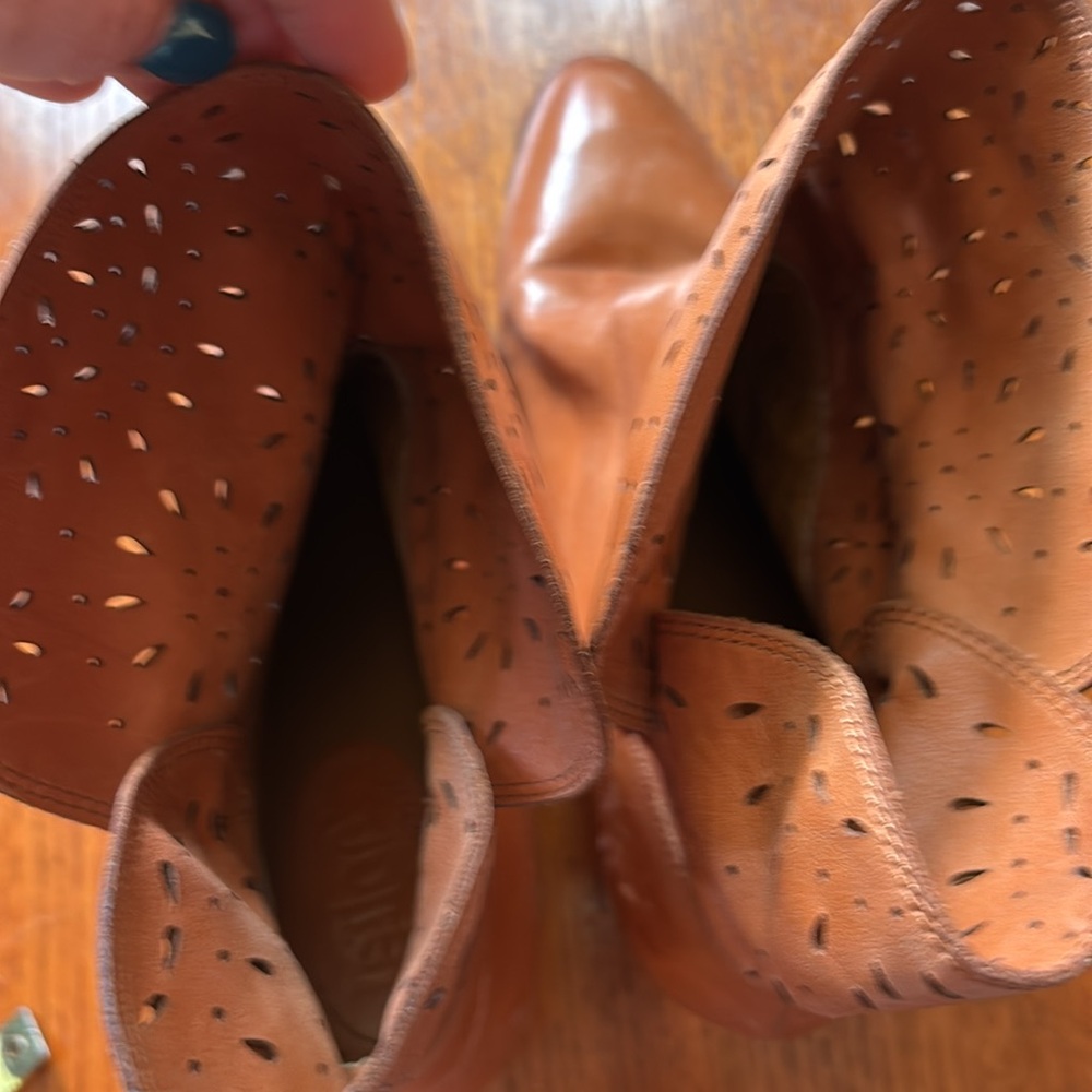 LATIGO leather boots/ankle boots/booties.Size 9M.
Decorative peek a boo leather. - Picture 5 of 8